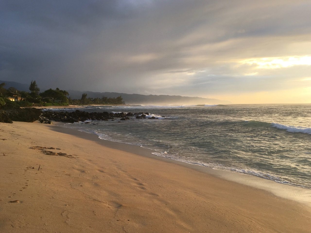 A pulse of swell brings surf to the north shore of Hawaii
